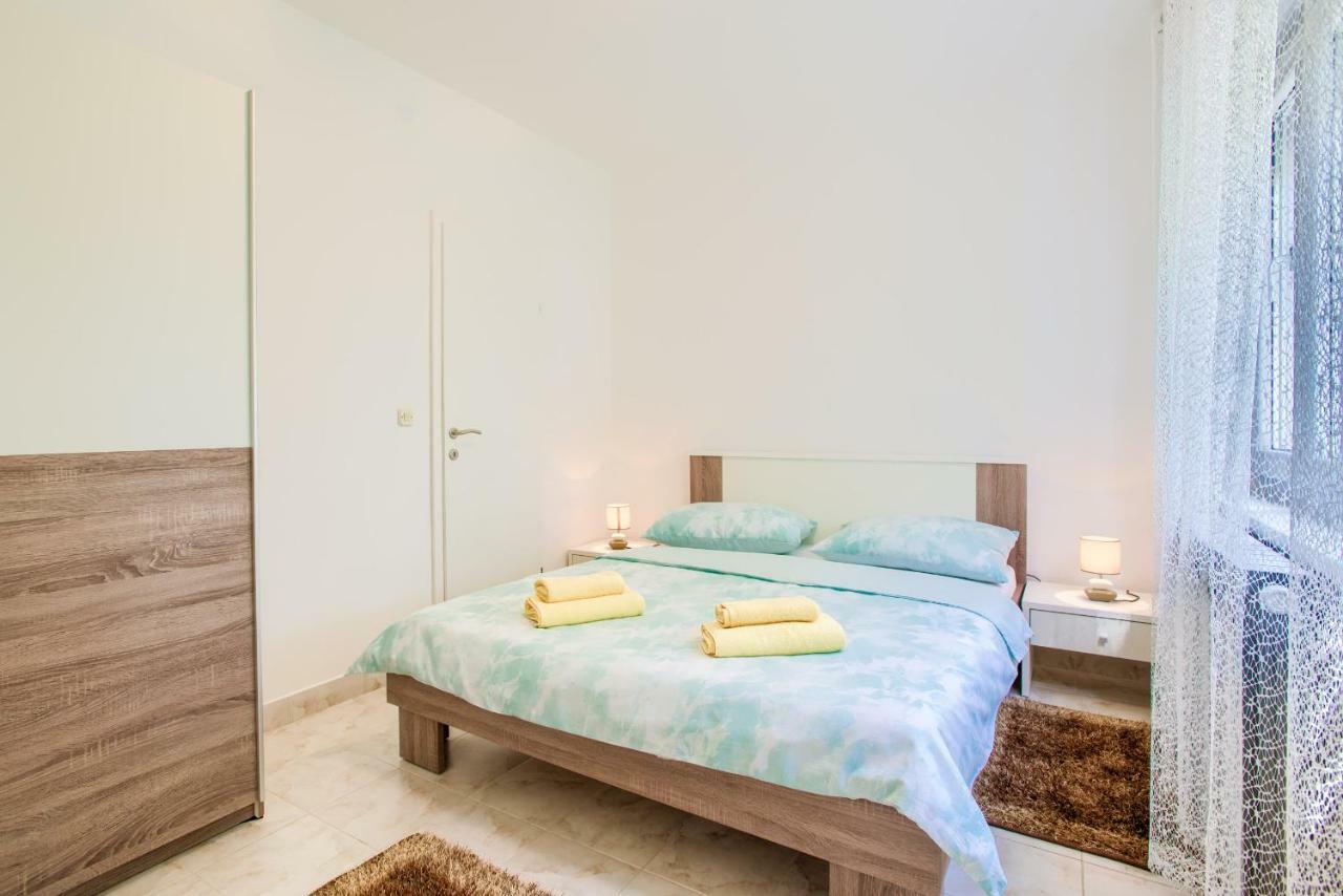 Apartman Paola Pula Buitenkant foto
